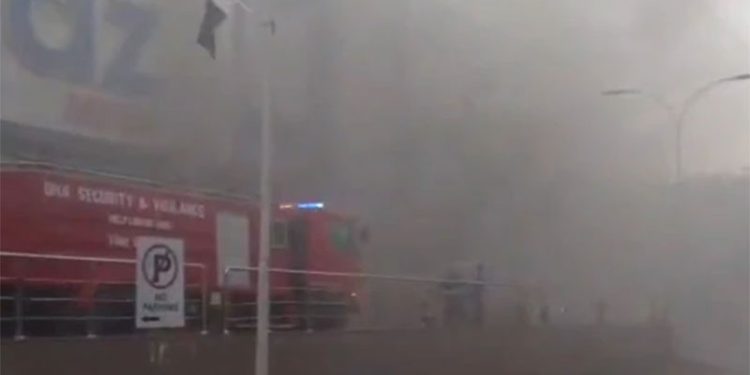 کراچی: کلفٹن کے شاپنگ پلازہ میں خوفناک آگ، دھویں کے باعث ریسکیو آپریشن میں مشکلات