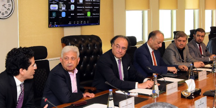 پیٹرولیم مصنوعات کی قلت کا کوئی خدشہ نہیں، حکومت کی یقین دہانی