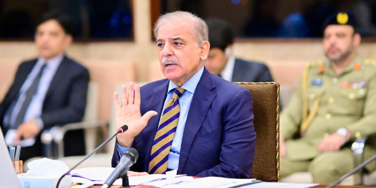 حکومتی فیصلوں کے باعث پیٹرولیم مصنوعات کی ملکی ضروریات کے لیے مناسب مقدار دستیاب ہے، وزیراعظم