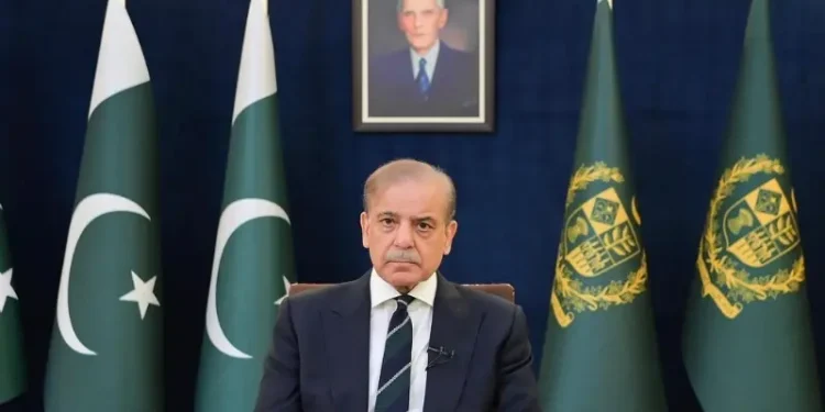 وزیراعظم شہباز شریف کا پیٹرول کی قیمت میں فی لیٹر 80 روپے کمی کا اعلان