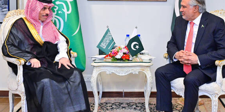 اسحاق ڈار کا سعودی وزیر خارجہ سے رابطہ، خطے میں کشیدگی کم کرنے کی ضرورت پر زور